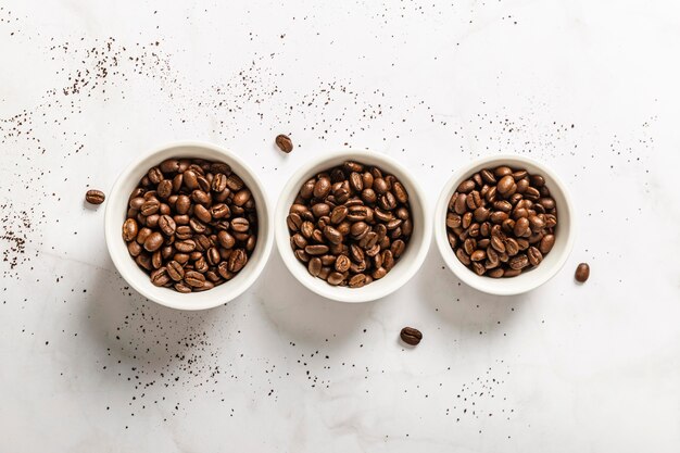 ローストコーヒー豆と3つのカップの上面図