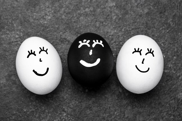 ブラック・ライヴズ・マター・ムーブメントの顔を持つ3つの異なる色の卵の上面図