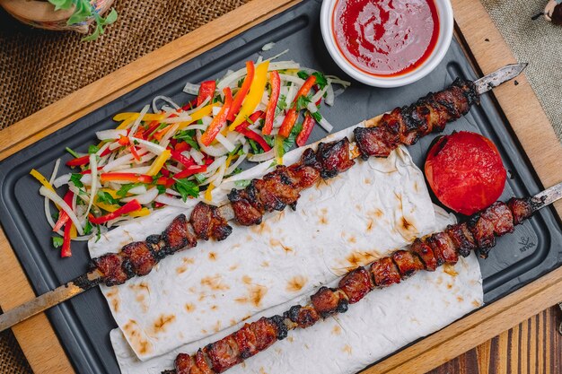 野菜サラダとケチャップのピタパンの串焼きのトップビューティケケバブ