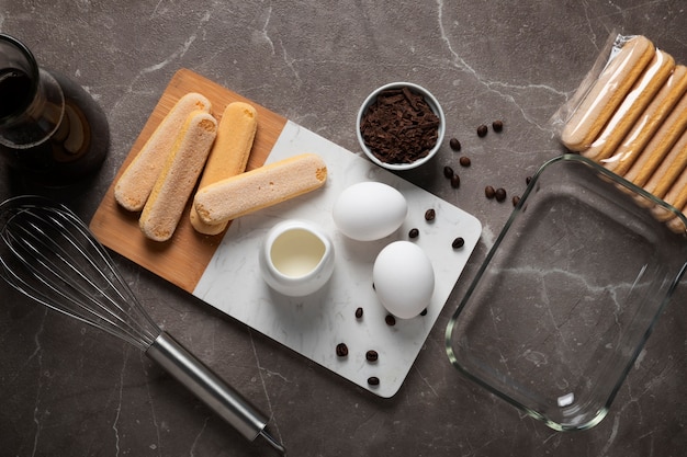 Foto gratuita disposizione degli ingredienti del tiramisù vista dall'alto