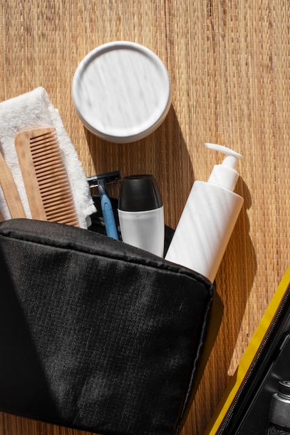 Foto gratuita borsa da toilette vista dall'alto natura morta