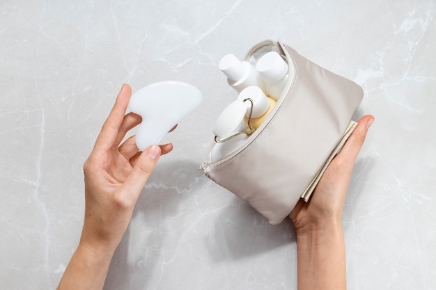 Foto gratuita borsa da toilette vista dall'alto con disposizione dei prodotti