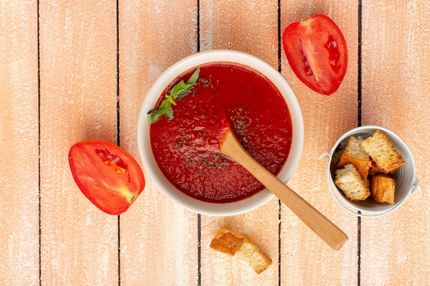 소박한 테이블에 빨간 토마토, 수프 음식 식사 저녁 식사 야채와 함께 채소와 함께 상위 뷰 토마토 수프