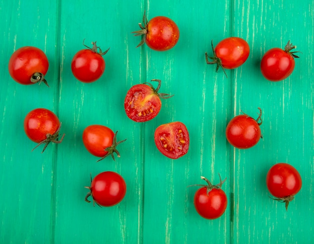 Foto gratuita vista dall'alto di pomodori sulla superficie verde