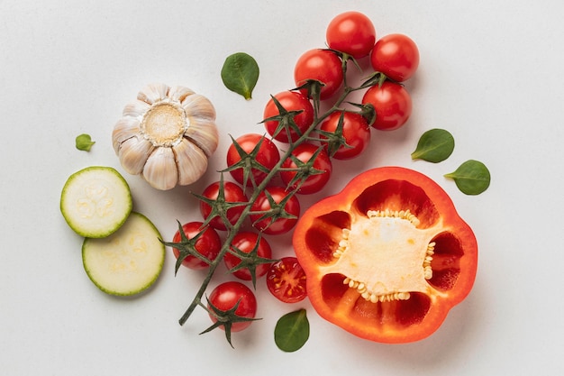 Foto gratuita vista dall'alto di pomodori con aglio e peperoni