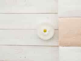 Foto gratuita asciugamani e crema da vista superiore per spa