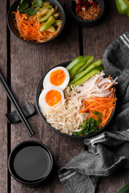 Foto gratuita vista dall'alto di spaghetti asiatici tradizionali con uova e bacchette