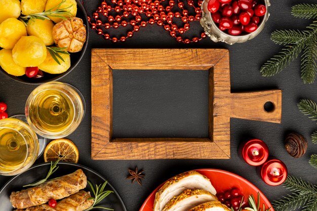 黒板で伝統的なクリスマス料理の配置を上から見る