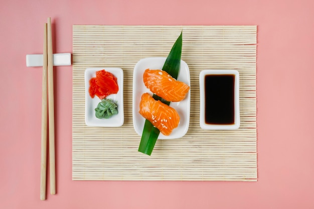 Foto gratuita composizione di sushi giapponese tradizionale vista dall'alto