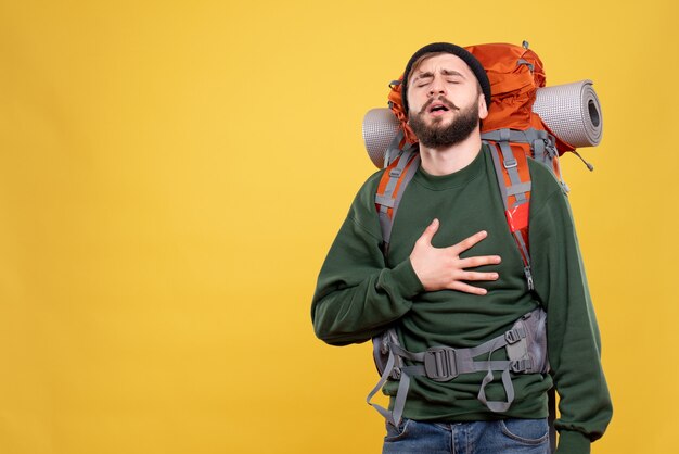 심장 마비로 고통받는 packpack과 문제가있는 젊은 남자와 여행 개념의 상위 뷰