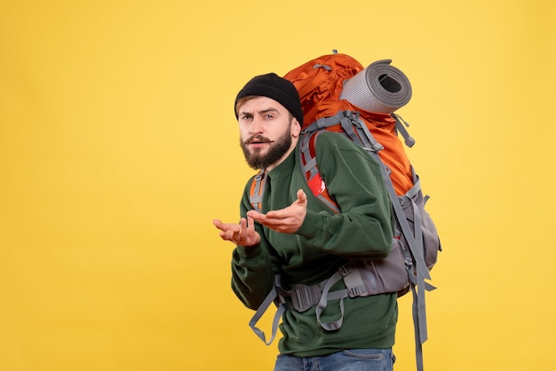 Foto gratuita vista dall'alto del concetto di viaggio con chiedendosi giovane ragazzo con packpack