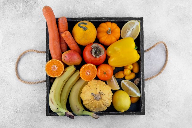 Бесплатное фото Поднос с фруктами и овощами, вид сверху