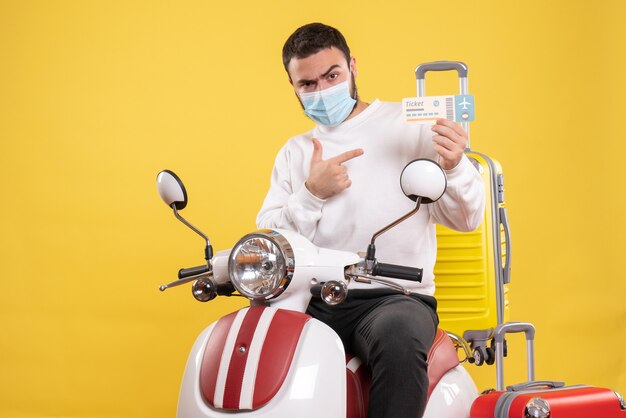 오토바이에 앉아 의료 마스크에 젊은 야심 찬 남자와 여행 개념의 상위 뷰