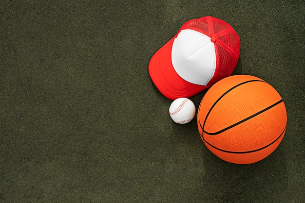 Вид сверху на шапки дальнобойщика с сетчатой спиной и баскетбольным мячом