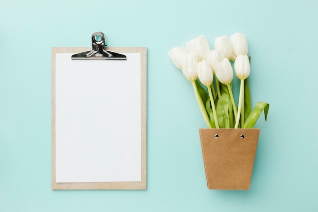 Free photo top view tulip white flowers and notepad