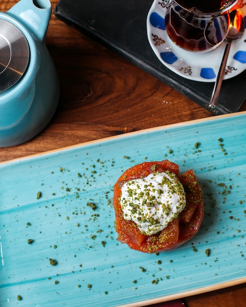 Foto gratuita vista dall'alto del dessert delizia turca con crema e polvere di pistacchio