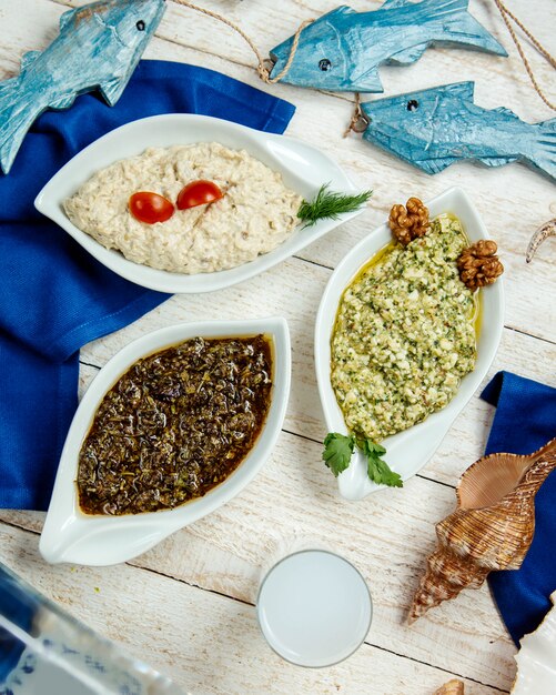 Вид сверху блюд турецких гарниров и турецких раки