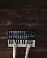 無料写真 上面図ミキピアノコンパクトワイヤレスキーボードミキサーの2つの犬の足がメロディーを演奏します。