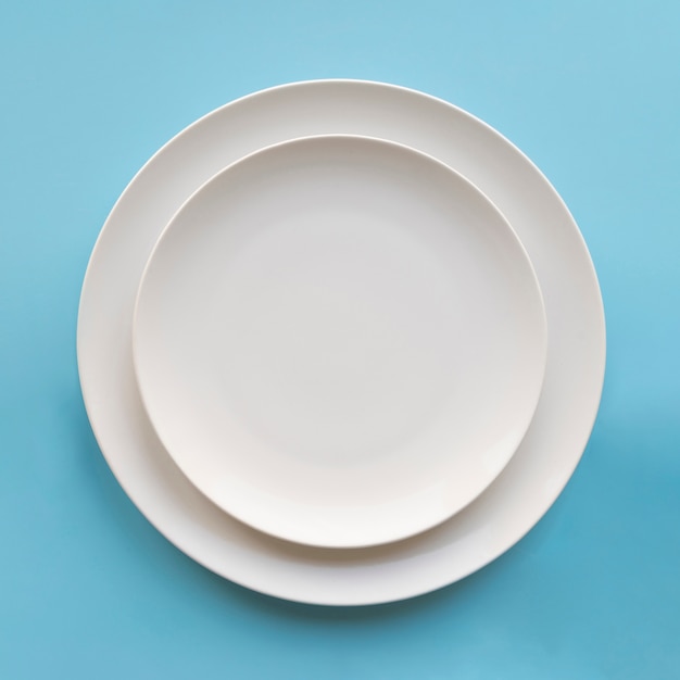 Вид сверху двух простых тарелок