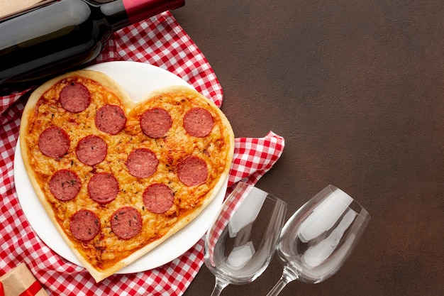 Вид сверху на день Святого Валентина с пиццей