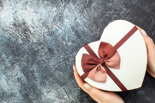 회색 배경에 하트 모양의 패키지에 있는 상위 뷰 발렌타인 데이 선물 사랑 결혼 행복한 연인 선물 휴가를 느끼는 커플