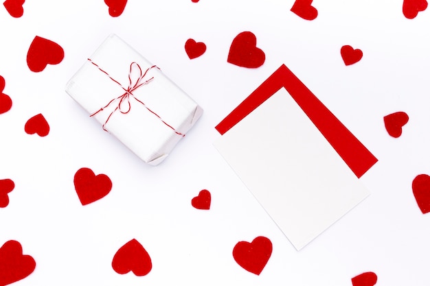 Вид сверху на день Святого Валентина с сердечками и бумагами