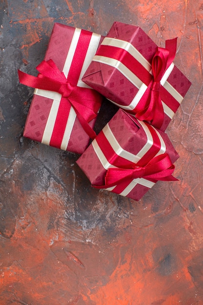 Free photo top view valentines day presents with red bows on a dark surface i love you photo color gift love feeling lover couple