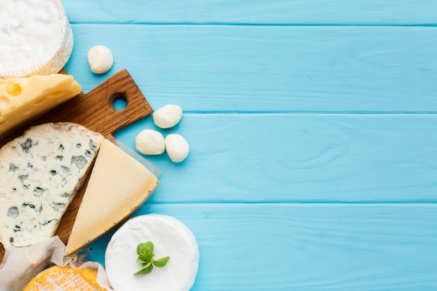 Foto gratuita vista dall'alto varietà di formaggi con spazio di copia