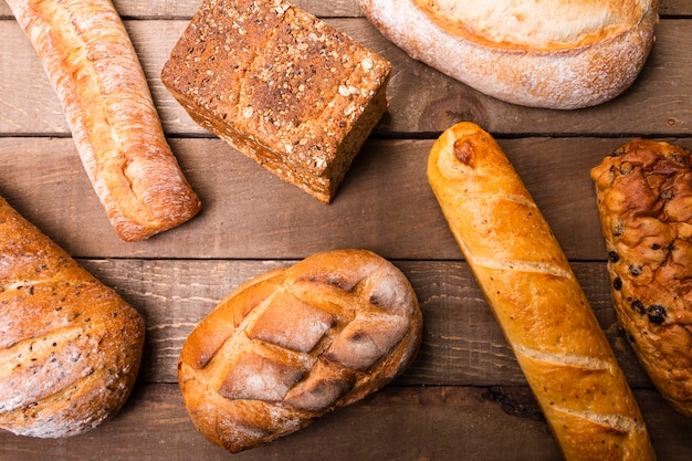 Вид сверху разнообразных вкусных хлебов на столе