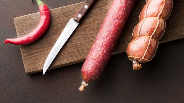 Foto gratuita vista dall'alto varietà di carne suina fresca sul tavolo