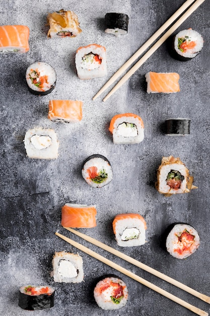 Бесплатное фото Вид сверху разнообразных суши