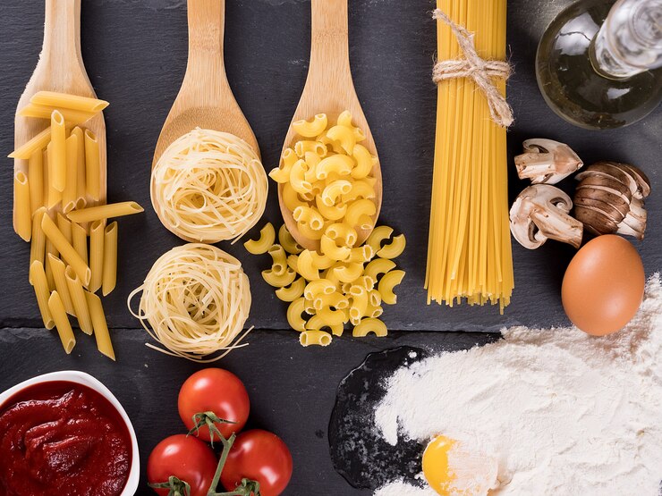 무료 Photo 밀가루, 토마토 소스, 신선한 토마토, 자른 버섯, 해바라기 기름에 달걀 옆에 있는 다양한 생 파스타