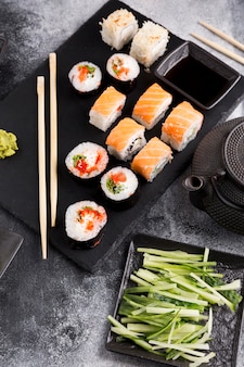 Vista dall'alto varietà di sushi sul piatto