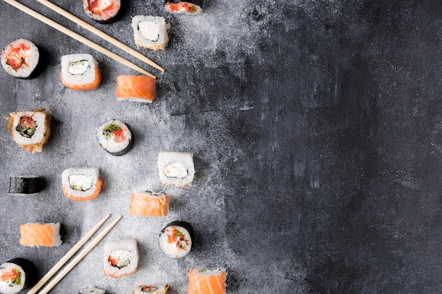 Vista dall'alto varietà di sushi con copia-spazio