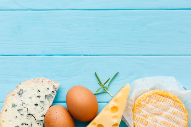 Foto gratuita varietà di vista dall'alto di gustoso formaggio con spazio di copia