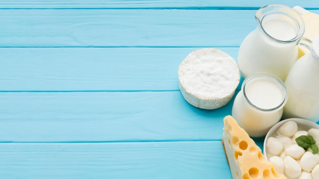 Foto gratuita vista dall'alto varietà di gustosi formaggi con latte