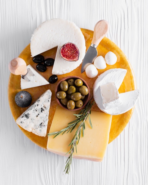 Vista dall'alto varietà di gustosi snack su un tavolo