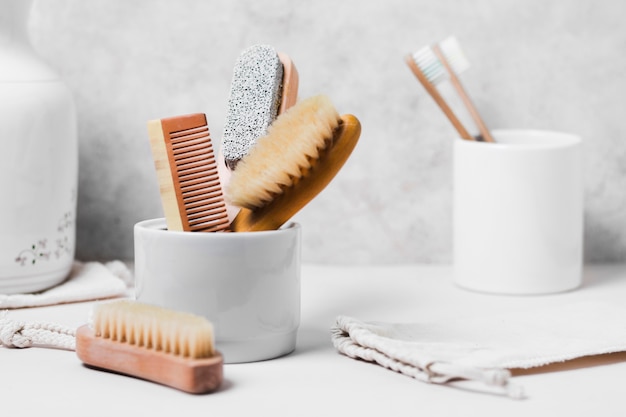 Vista dall'alto varie spazzole per capelli naturali in tazza