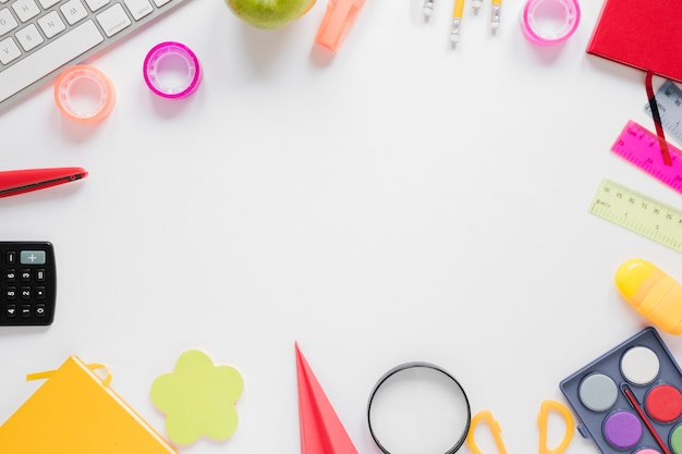 Foto gratuita vista dall'alto di vari materiali scolastici