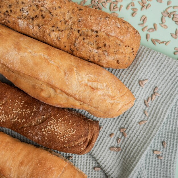 Вид сверху различных видов хлеба
