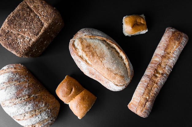 Вид сверху различных видов вкусного хлеба