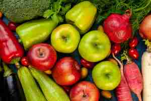 Foto gratuita composizione vegetale vista dall'alto con frutta fresca sul tavolo blu