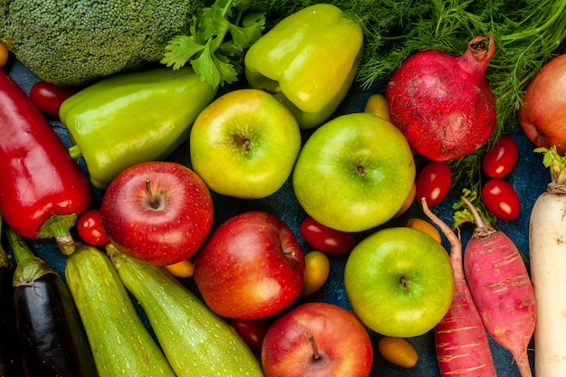 Вид сверху овощной композиции со свежими фруктами на синем столе