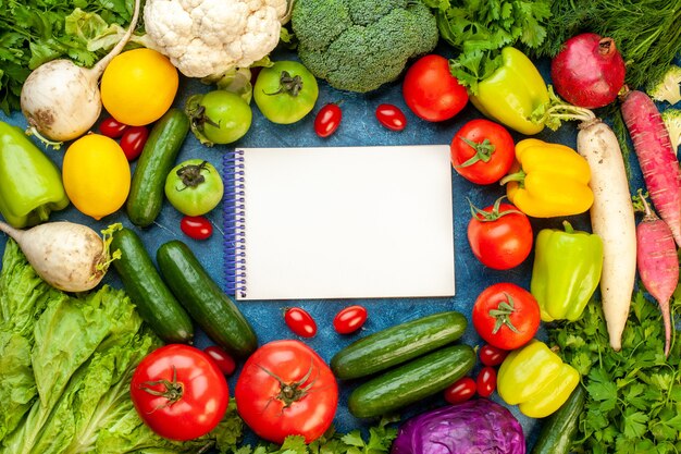 青いテーブルの上の新鮮な果物と野菜の組成の上面図