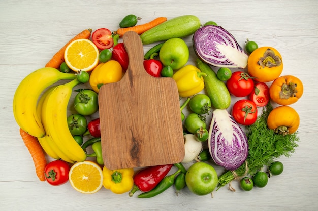 Foto gratuita composizione vegetale vista dall'alto con frutta su sfondo bianco