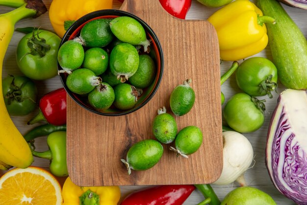 Foto gratuita composizione di verdure vista dall'alto con frutta sulla scrivania bianca