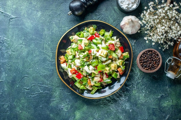 Foto gratuita vista dall'alto insalata di verdure è composta da cetriolo formaggio e pomodori su sfondo blu scuro pranzo colore pasto salute cucina ristorante dieta alimentare