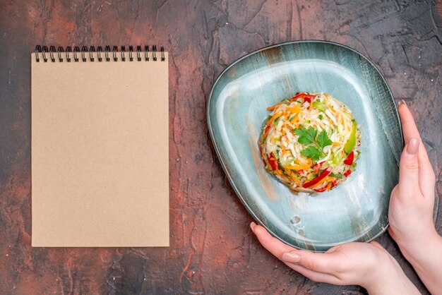 Free photo top view vegetable salad round shaped inside plate on dark table