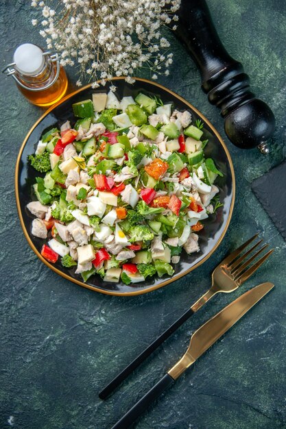 вид сверху овощной салат с сыром на темном фоне ресторан еда цвет здоровье обед диетическое питание свежая кухня