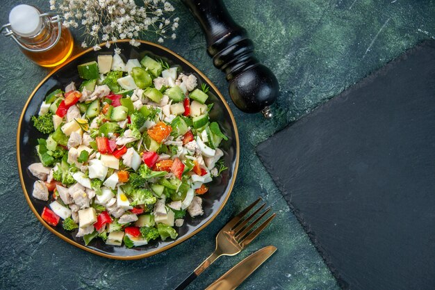 вид сверху овощной салат с сыром на темном фоне ресторан еда цвет обед диетическое питание свежая кухня